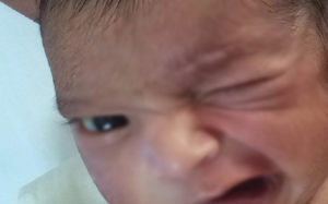 Cảnh báo: Trẻ bị méo mồm, liệt mặt do nằm phòng điều hòa liên tục