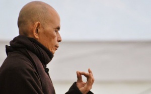 10 câu nói về tình yêu và đau khổ nên 'khắc cốt ghi tâm' của thầy Thích Nhất Hạnh