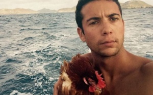 Chàng trai ôm gà mái đi du lịch vòng quanh thế giới