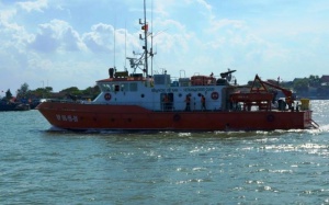 Đưa thi thể Thượng tá phi công Trần Quang Khải vào bờ