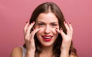 Các bước massage giảm quầng thâm mắt