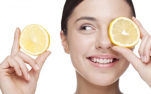 Phụ nữ 30+ ăn gì uống gì để giữ mãi nét thanh xuân? 