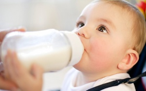 Trẻ bị tiêu chảy có nên uống sữa?