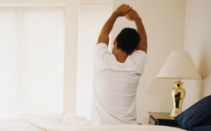 Vì sao nam giới 'chào cờ' vào sáng sớm