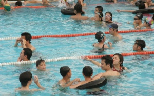 Bố mẹ vô tình hại con vì cho đi bơi phản khoa học