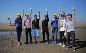 Dàn sao Việt cùng 1.000 người dân xuống biển nhặt rác