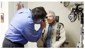 Nhìn mờ, người già nên đến gặp bác sỹ nhãn khoa