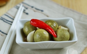 Sấu ngâm mắm ớt, vừa ngon miệng vừa đắt hàng