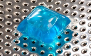 Cảnh giác khi dùng viên nước giặt nếu nhà có con nhỏ!