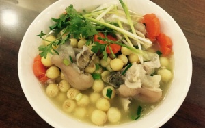 Móng giò hầm hạt sen bổ dưỡng cho các sỹ tử