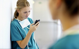 Vi khuẩn “rình rập” trên điện thoại di động của bác sỹ