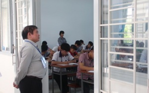 Thứ trưởng Giáo dục: 'Chỉ cần ôn thi theo sách giáo khoa là làm bài tốt'