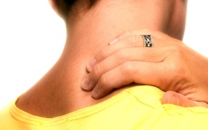 Đau mỏi vai gáy sau khi ngủ dậy chữa như thế nào?