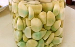 Tỏi ngâm dấm chuyển màu xanh có nên ăn?