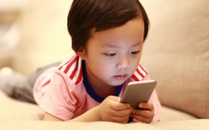 Tác hại khôn lường khi cha mẹ vô tình để con xem phim sex