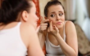 Muốn thoát khỏi mụn trứng cá tuổi trưởng thành, hãy làm cách này!