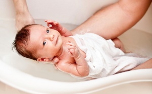 Nên tắm cho trẻ sơ sinh bằng sữa tắm hay bằng nước lá?