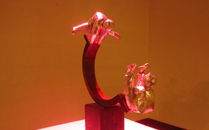 'Pink Light' - Mới lạ triển lãm điêu khắc dưới ánh sáng hồng