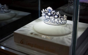 Vương miện Hoa hậu Việt Nam 2016 được đính 3.260 viên đá sapphire