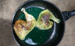 Kinh hãi đùi gà mua về chuyển màu xanh như nước sơn