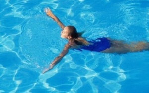 Những thực phẩm không nên ăn, uống trước khi bơi