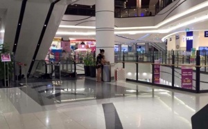 Mẹ trẻ bị chỉ trích nặng nề vì thản nhiên lột quần, 'xi' con vào thùng rác ở sân bay