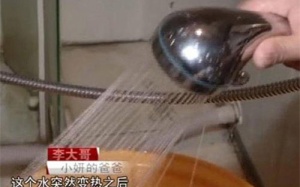 Em bé mang họa vì thói quen tắm vòi hoa sen của mẹ