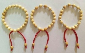 Có nên đeo vòng dâu tằm cho trẻ theo quan niệm dân gian?