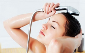 Sau sinh bao lâu thì nên tắm gội?