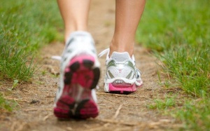 Đi bộ hoặc đứng lên ngồi xuống tốt cho bệnh đái tháo đường