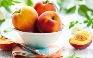 Đào chín đang rẻ, ngại gì mà không ăn