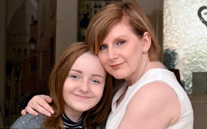 Bé gái 13 tuổi ngồi xe lăn sau khi tiêm vaccine phòng ung thư cổ tử cung