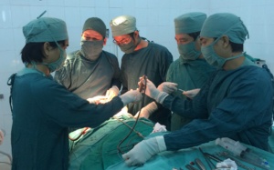 Em bé bị vỡ sọ do bố vô tình ném trúng