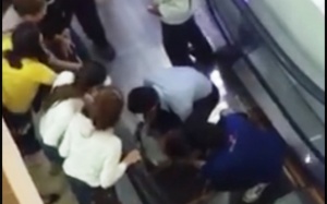 Cháu bé 2 tuổi bị thang cuốn siêu thị kéo vào khe