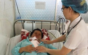 Bé gái 900 gram tăng cân nhờ 'da kề da'