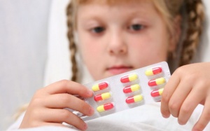 Khi uống thuốc không nên cho trẻ ăn những thực phẩm này