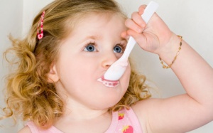 Có nên cho trẻ ăn sữa chua khi đang uống thuốc?