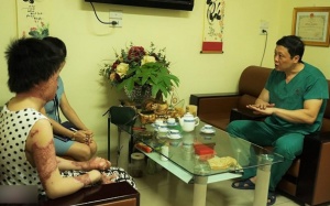 Cô gái bị chồng tưới xăng đốt có thể phục hồi gương mặt