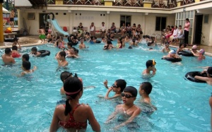 Bệnh hoa liễu có lây qua bể bơi không?