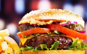 Cha ăn nhiều thức ăn nhanh, con gái dễ bị ung thư vú?