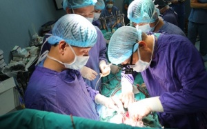 Nửa ngày suy nghĩ, người mẹ đồng ý hiến tạng con trai chết não