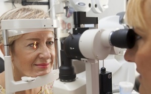 Những ai dễ mắc bệnh thoái hóa điểm vàng khi về già?