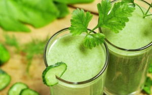 Nước ép cần tây giúp điều trị đục thủy tinh thể