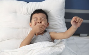 Làm cách nào để con ngủ sớm, dậy sớm đi học?