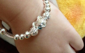 Hãy tháo ngay những chiếc lắc tay bạc nếu bạn không muốn hại con mình