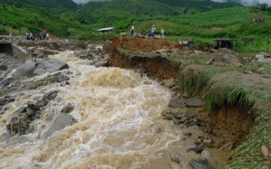 Cảnh báo mưa dông trên diện rộng, Bắc Bộ có lũ quét