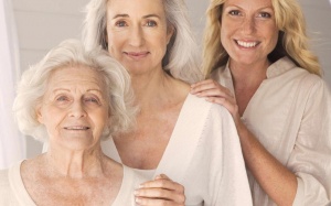 Phụ nữ ở tuổi nào có thể bắt đầu điều trị bằng liệu pháp hormone thay thế (HRT)?