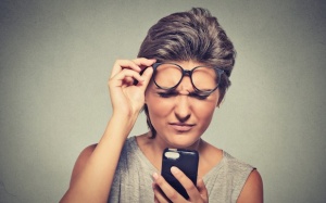 Sớm mắc viễn thị do thường xuyên dùng thiết bị điện tử