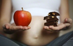 Mẹ bầu ăn nhiều chất béo ảnh hưởng đến hệ miễn dịch của trẻ