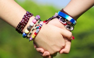 Chìa bàn tay ra nào, hôm nay là ngày Quốc tế Nắm tay!